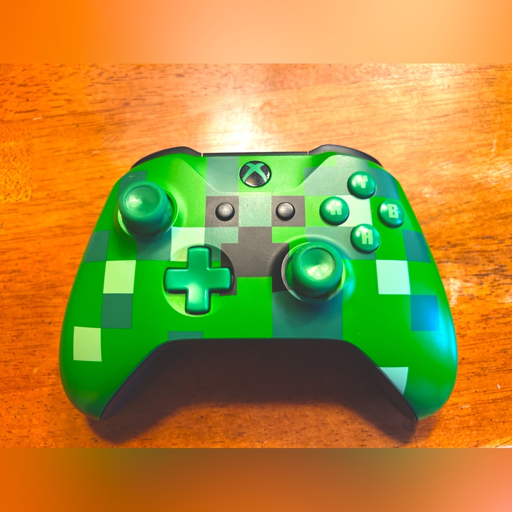 Limited edition Xbox one Minecraft Creeper controller